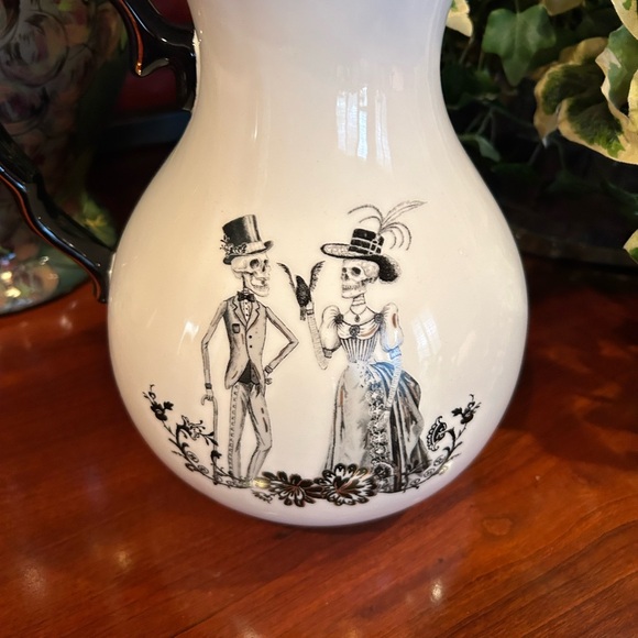 NWOT Potter’s Studio White and Black Skeletons Halloween Ceramic Pitcher - Picture 4 of 10